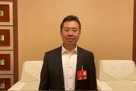 天津市人大代表成卫东：培养优秀的港口机械司机 争当机器人的“师傅”图片
