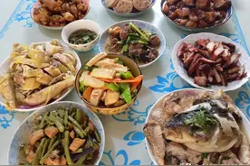 亲友会餐，弟弟下厨做满桌佳肴，家常味美吃喝尽兴图片