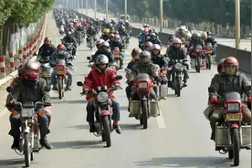 驾驶摩托车究竟该走什么车道？上路明确“6不准”原则，你了解吗图片