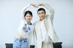 小沈阳女儿不漂亮却高级，15岁身高直追174爸爸，父女共用一张脸图片