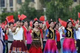 2003年，流浪200多年的达曼人加入中国国籍，现家家悬挂五星红旗图片