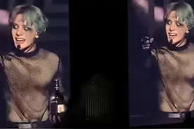 不惧封杀怒撕美国护照，被港独分子列为攻击目标，明星的爱国行为图片