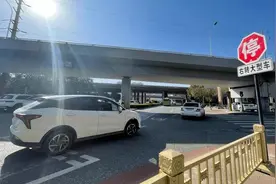 右转新规！即日起，“绿灯”右转不停车，扣3分罚款200图片