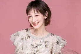 台上是主持人，台下已是10年夫妻，俩人很恩爱，一家四口颜值高图片