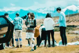 和亲家一起去旅游，女方母亲的行为，险些让他们撕破脸皮图片