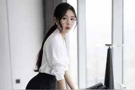 经典黑白配 职业装女神图片