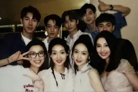 《心动5》王秋怡分享骑马照，一袭白裙又美又飒，节目外的她好美图片