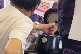 中国大妈又火了！高铁上焖出一锅米饭，直接干掉“贵族盒饭”！图片