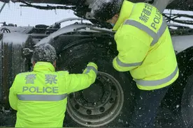 果子沟交警暴风雪中奋战40小时力保道路畅通图片