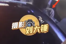 董璇外出聚餐，被男子搂住背部，举止亲密引猜测图片