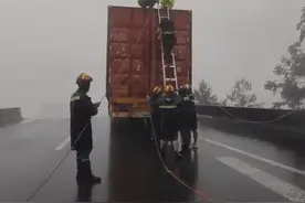 “你命大啊，兄弟！” 贵州厦蓉高速断桥悬空司机获救后不断作揖致谢图片