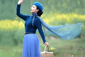 阿姨不会摆姿势，拍照双手没处放？就用这个方法图片