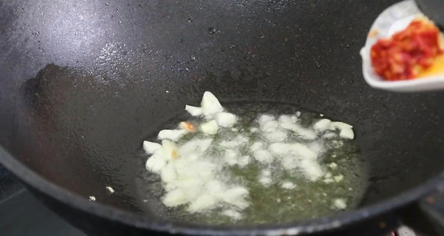 原来炒包菜也有窍门，加一种调料，简单一炒，比大鱼大肉都好吃