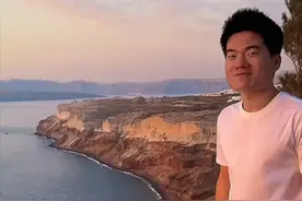 霸气！董宇辉出个国，家里到处被打劫：员工盼盼改签名认老板图片