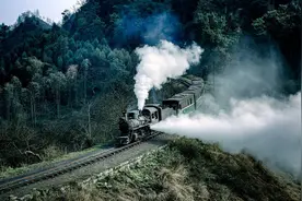 我国还在运行的窄轨蒸汽火车，往返票80元，有时比春运票还紧张图片