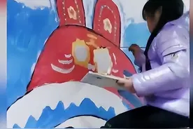 8岁女孩在邻居墙上涂鸦获全小区支持图片