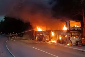 云南一载有56名客车发生自燃 所有乘客安全撤离图片