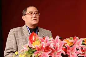 高校教授担任处级干部，工资是按专业技术职称算还是按职务算？图片