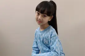 邓伦“女儿”小山竹，教妈妈拍辣妹照！淡出娱乐圈，越长越美图片