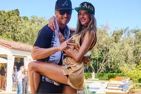 超模AA为亚裔男友庆祝50岁！送上甜吻表爱意，穿背心健美身姿亮眼图片