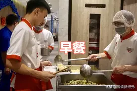 海底捞员工晒工作餐走红，饮料水果任意吃，网友：业内扛把子图片