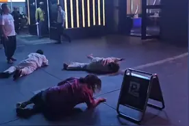 海南18岁小伙酒吧上班猝死，家属倒地哭丧讨公道，室友透露内情图片