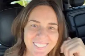 儿子带妹子回家过夜，外国父母偷偷溜进他们家，送了个大“惊喜”图片