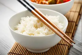 米饭要趁新鲜吃？放一年的陈米养生效果更好图片