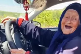 “网红百岁奶奶”：102岁健步如飞调皮捣蛋，80岁儿媳追不上她图片