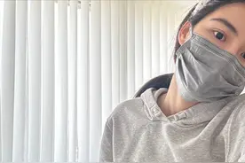 苏醒4岁儿子弹钢琴，小小苏穿西装头顶呆毛，从长相到肤色都随爸图片