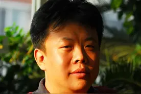 著名导演蒋虎：与主持人春妮离婚后单身至今，午夜梦回时可后悔过图片