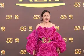 TVB台庆群星璀璨，马国明与女友十指相扣，75岁汪明荃挑战露肩装图片