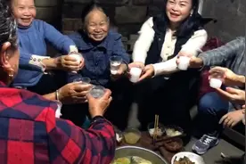 8女1儿从各地回家给80岁母亲庆生，一家欢声笑语太幸福图片