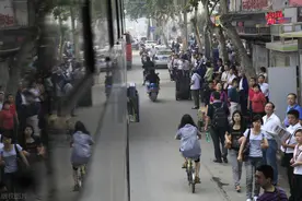 夏天挤公交车时的尴尬故事图片