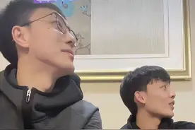 师徒情深！徐杰给师傅煮面，杜锋笑开花，球迷：徐中锋真是好男人图片