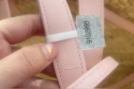 闲鱼上花4300元买的包有折痕 转卖估价仅有800元图片