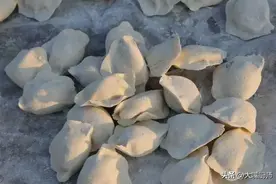 饺子冷冻，直接放冰箱是错的！教你2招，不粘连不破皮，像刚包的图片