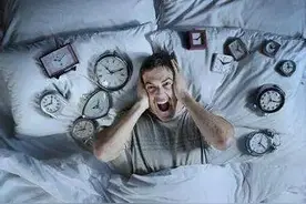 他为何饱受失眠困扰：放不下必承受沉重，沉重了必无法安稳入眠!图片