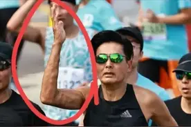 68岁周润发近照“吓人”，手臂皮包骨全是疙瘩，晚年患糖尿病图片