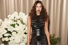 伊琳娜身穿透视连衣裙出席时尚晚宴，白色镂空礼服的贝嫂惊艳全场图片