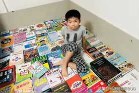 我清出了孩子的数学书，1.5*2米的床都铺不完图片