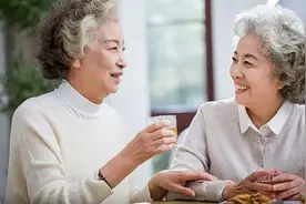 一些中老年女性，喜欢找陌生人聊天，为什么？图片