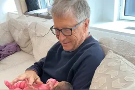 67岁比尔·盖茨首次抱混血外孙女露面，一脸慈爱，富三代是黑头发图片