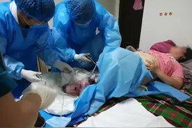 顺产生下双胞胎后，孕妈大喊肚子还在"动"，检查后医生哭笑不得图片