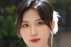 23岁女艺人工作结束吃夜宵，遇陌生男子敬酒，多次劝说仍骚扰不断图片