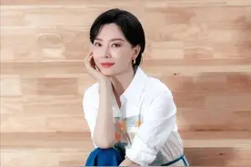 女人上了年纪，不要刻意“扮嫩”！瞧瞧陈数这样打扮，美得多优雅图片