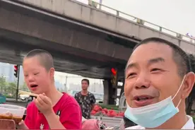 同龄的孩子都在挑食，她却吃顿米饭就很满足。#做有意义的事 #帮助需要帮助的人 #夏耦合 #耦式vlog #记录真实生活视频封面