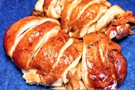 1碗料汁，2个鸡腿，自制经典粤菜豉油鸡，咬一口嫩滑多汁，零失败图片