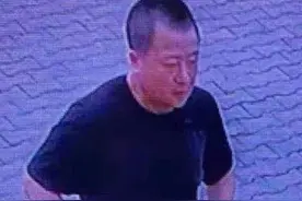 2021年61岁猪肉摊员工持刀接连伤人，致2死7伤后潜逃，只找到尸体图片