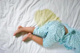 宝宝晚上老爱踢被子怎么办？可以试试这3个方法图片
